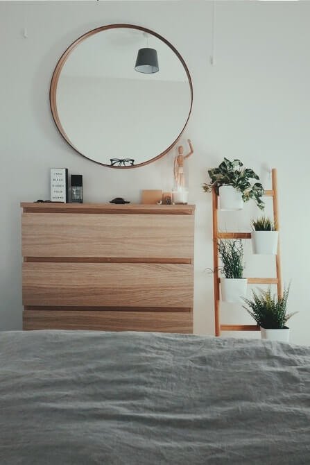 Biała ściana z lustrem