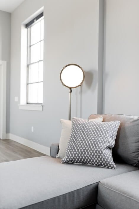 Delikatne dodatki do małego salonu w bloku