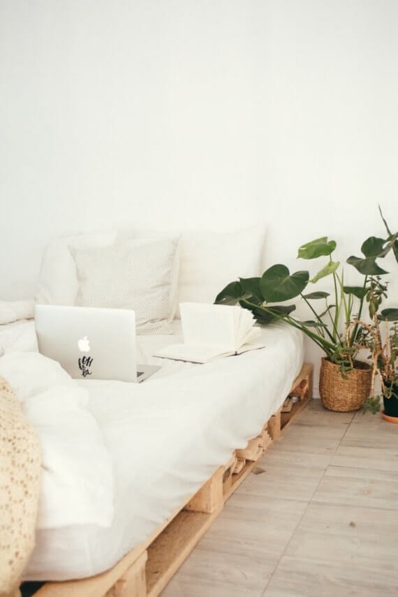 Drewniane elementy w białym pomieszczeniu