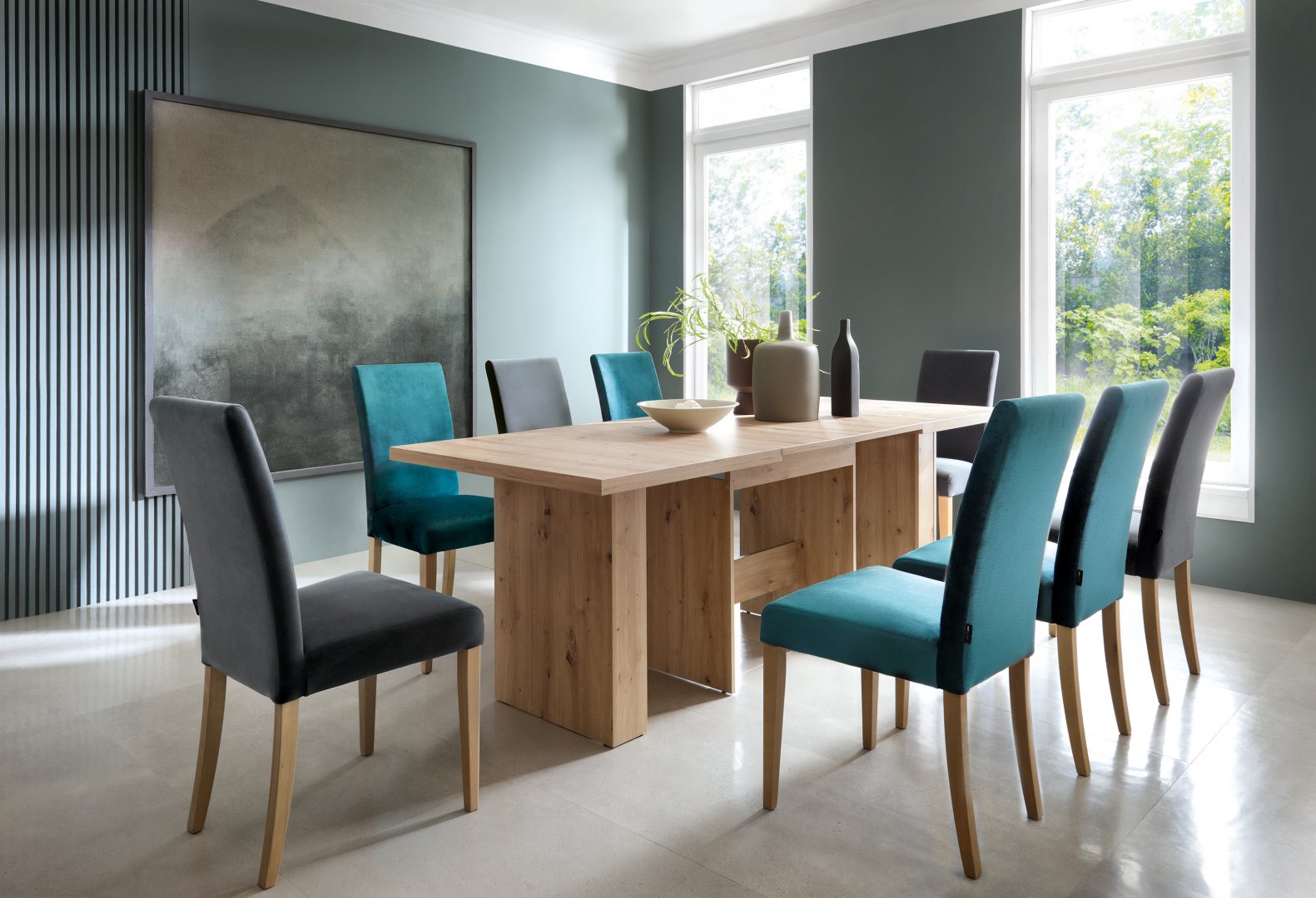 duży stół w jadalni