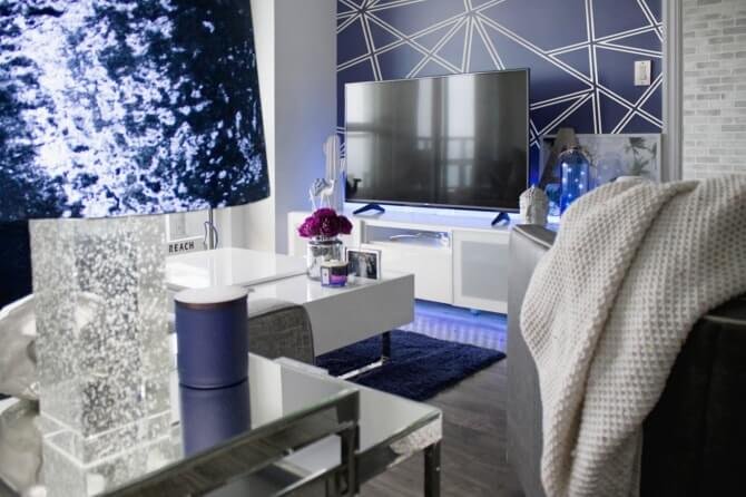 Granatowa ściana białe meble