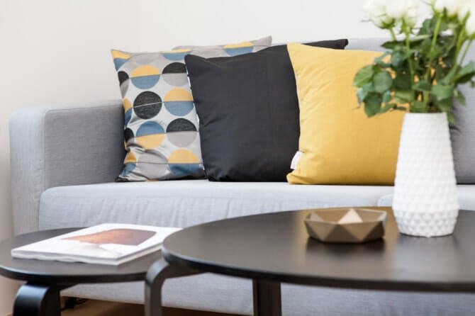 Intensywne kolory dodatków w małym salonie