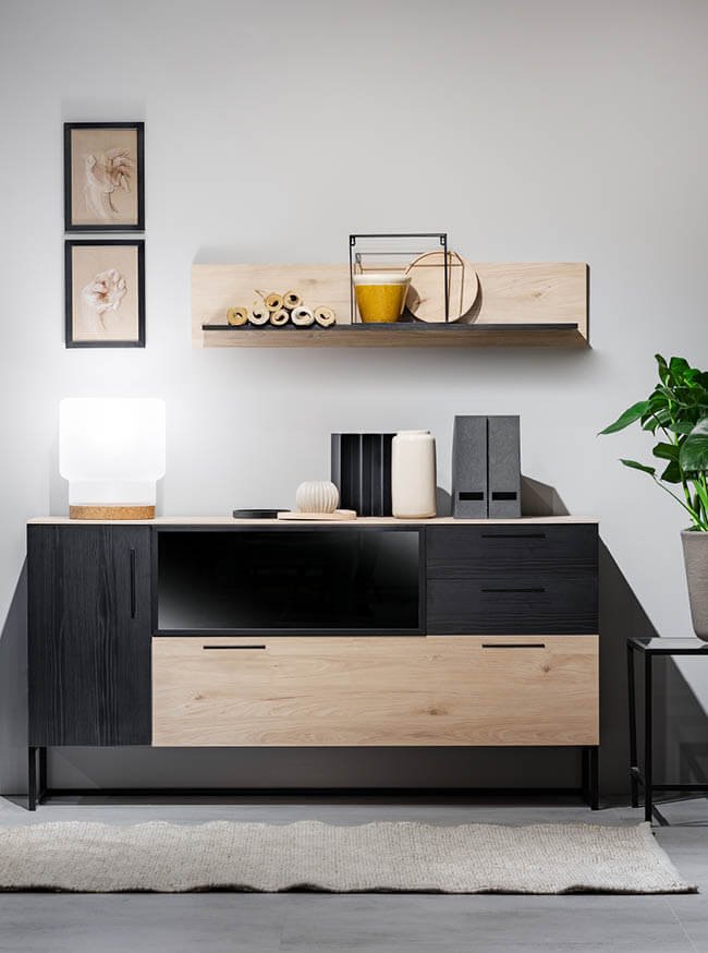 Komoda na metalowym ciemnym stelażu Komoda na metalowym ciemnym stelażu