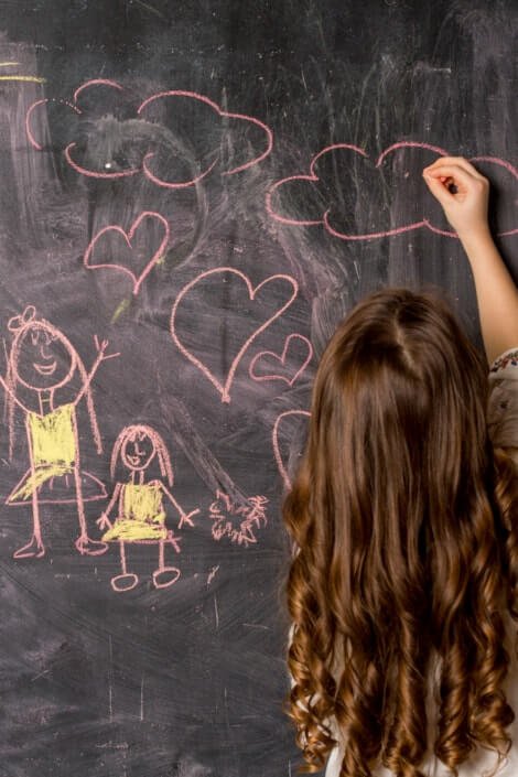 Kredowa ściana w pokoju dziewczynki