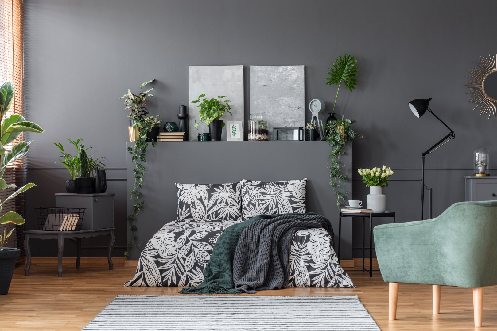 ciemne meble w sypialni