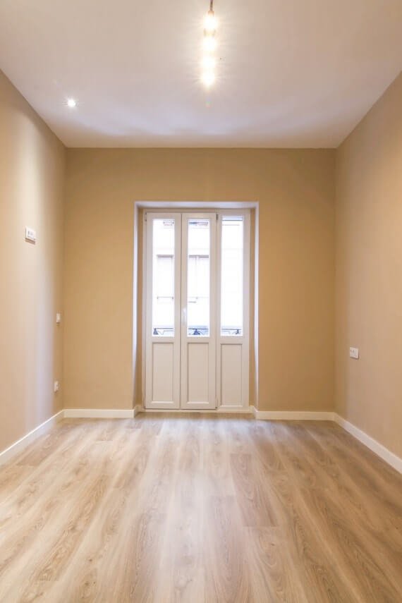 Optyczne powiększenie salonu - panele wzdłuż najdłuższych ścian Optyczne powiększenie salonu - panele wzdłuż najdłuższych ścian