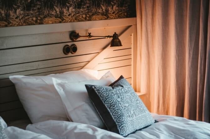 Oświetlenie nad łóżkiem w małym pokoju Oświetlenie nad łóżkiem w małym pokoju