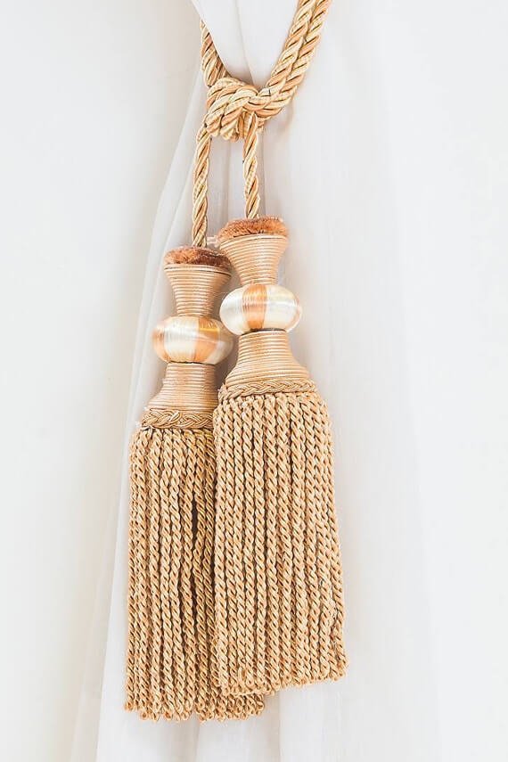 Ozdobne elementy zasłony w małym salonie