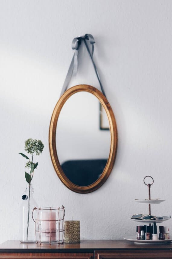 Ozdobne lustro w małym salonie