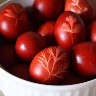 Zdobienie jajek wielkanocnych - łupiny cebuli Zdobienie jajek wielkanocnych - łupiny cebuli